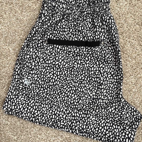 Lululemon shorts size 6 - Picture 3 of 3